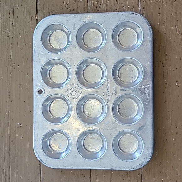 Vintage Muffinaire Junior Muffin Tin - Picture 1 of 7